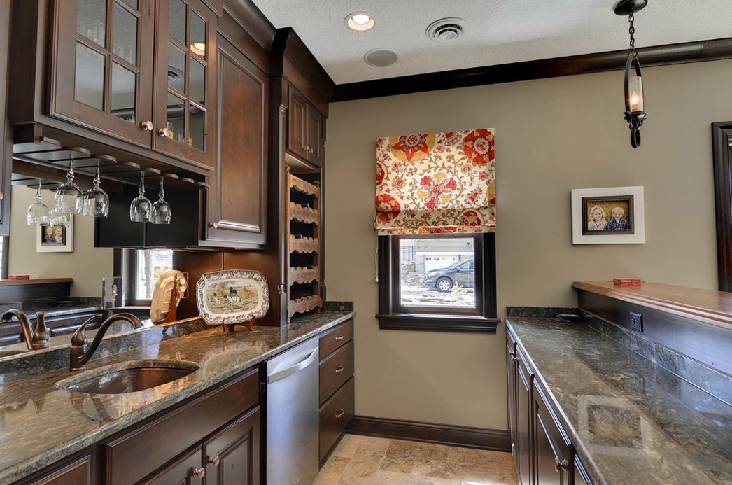 Bar in leathered granite — Bars & Basements