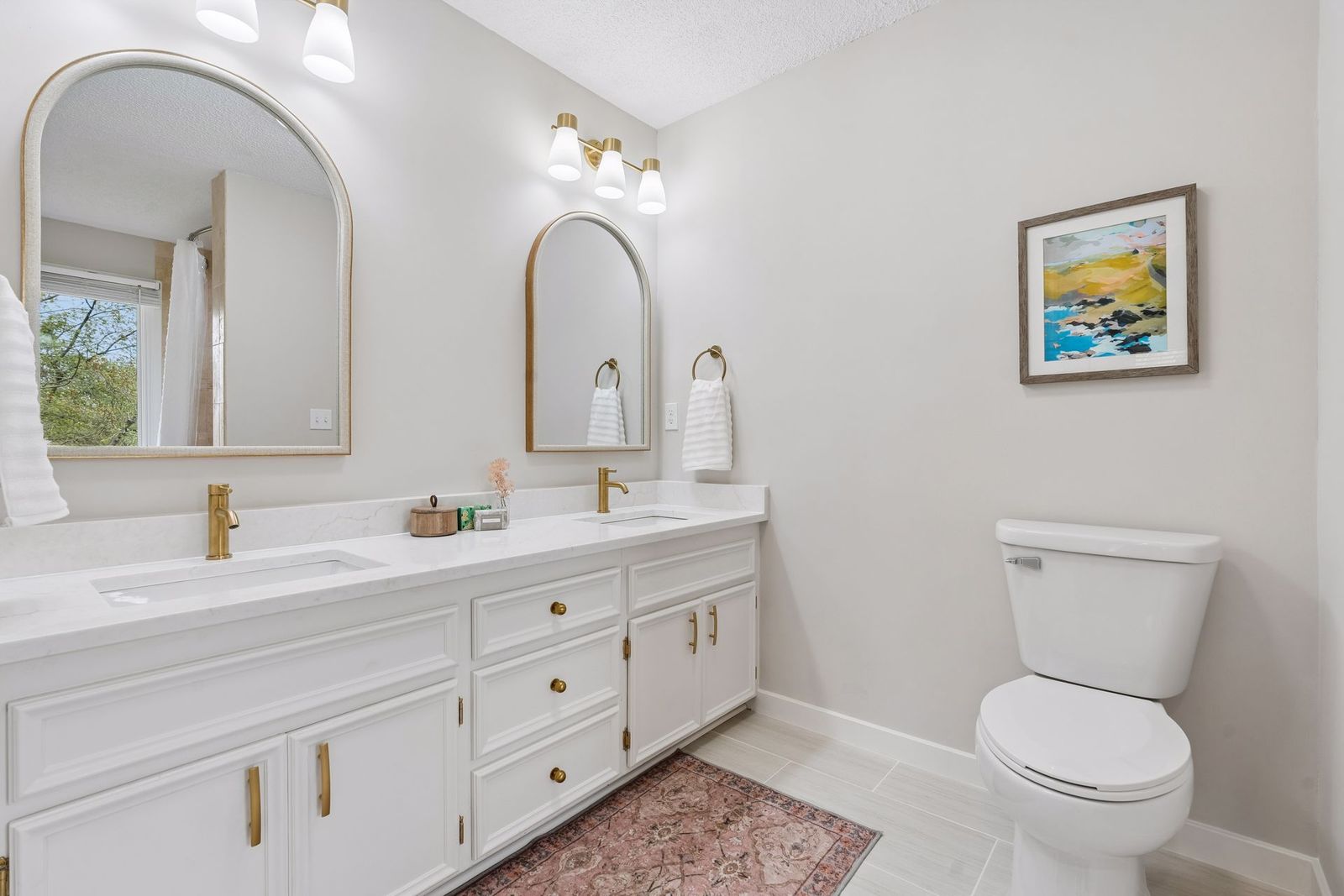 Double vanity in white — Bathrooms