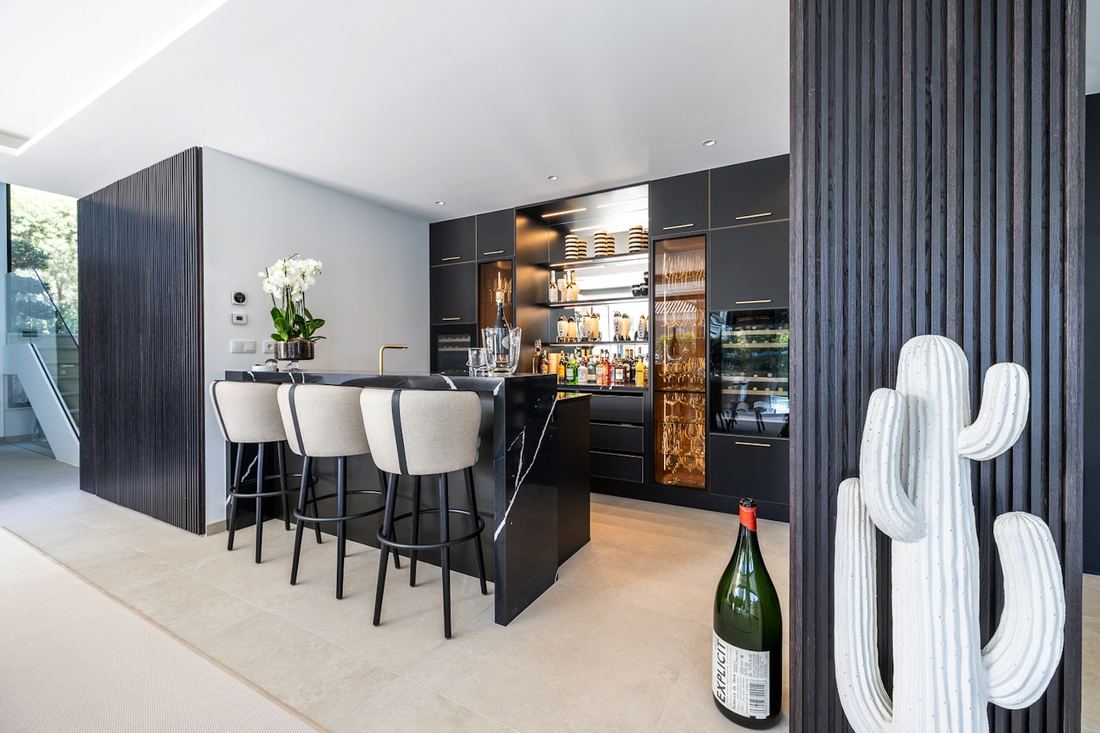 Et Marquina quartz countertops installed in a home